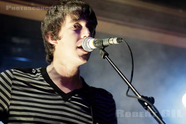 THE RASCALS - 2008-09-05 - PARIS - La Fleche d'Or - Miles Kane